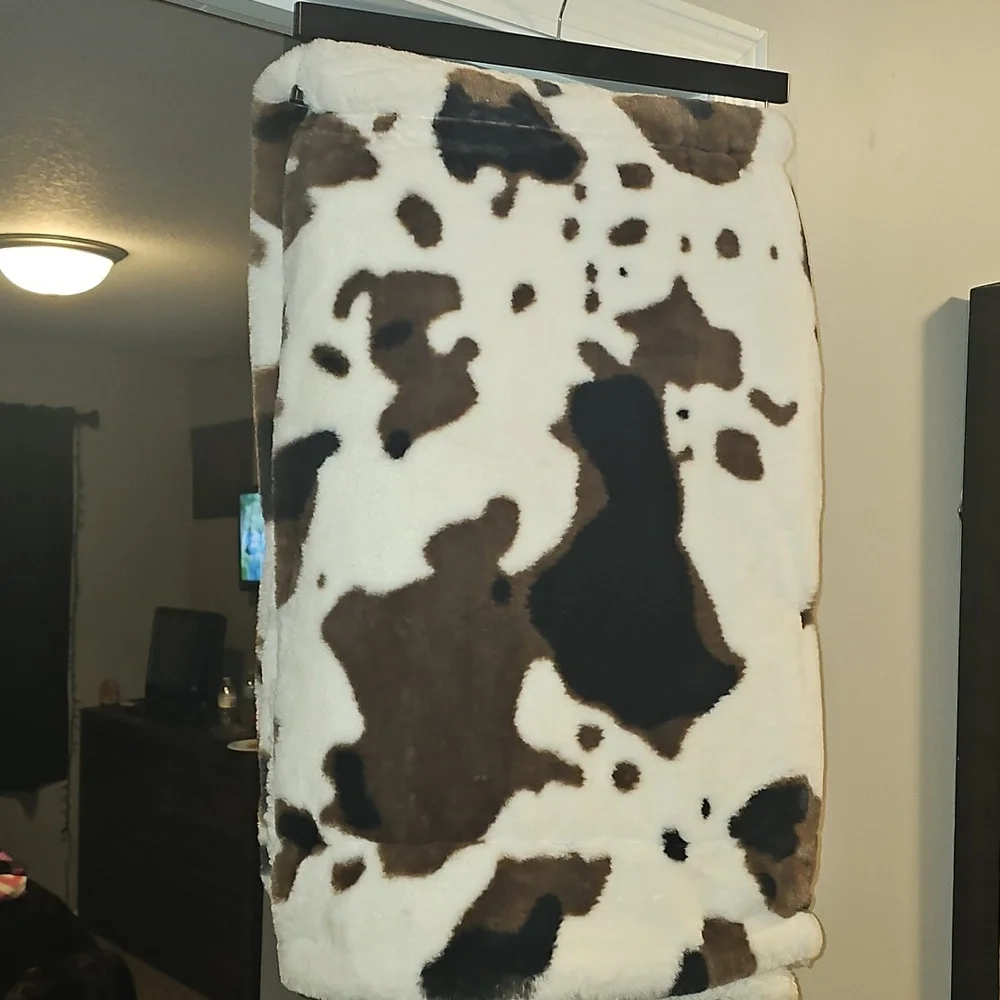 Better Homes & Gardens, Cowhide Faux Fur Throw, 50X60 Inches! Nwts!!